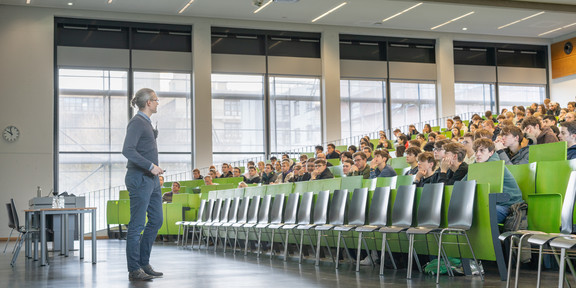 Prof. Dr. Dennis Dobler bei seinem Vortrag zum Thema Bootstrap.