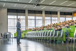 Prof. Dr. Dennis Dobler bei seinem Vortrag zum Thema Bootstrap.