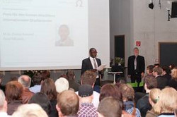 Ehrung bester Abschlusses eines internationalen Studierenden Ehrung bester Abschlusses eines internationalen Studierenden
