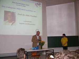 Prof. Dr. Götz Trenkler nimmt den Lehrpreis entgegen