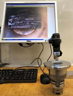 Technischer Arbeitsplatz mit Mikroskopaufnahme von einem Bohrsegment mit Diamanten Foto vom Institut für Spanende Fertigung, TU Dortmund