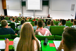 Studierende sitzen in einer Vorlesung im Hörsaal.